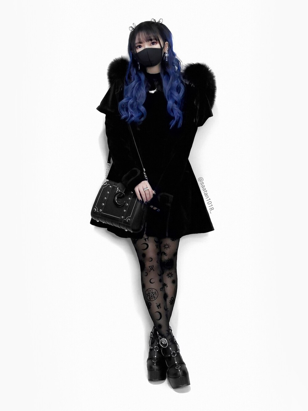 ブラック系のサンダル、ブラック系のワンピース、ブラック系のショルダーバッグを着用したレディースの冬コーディネートの3枚目の写真