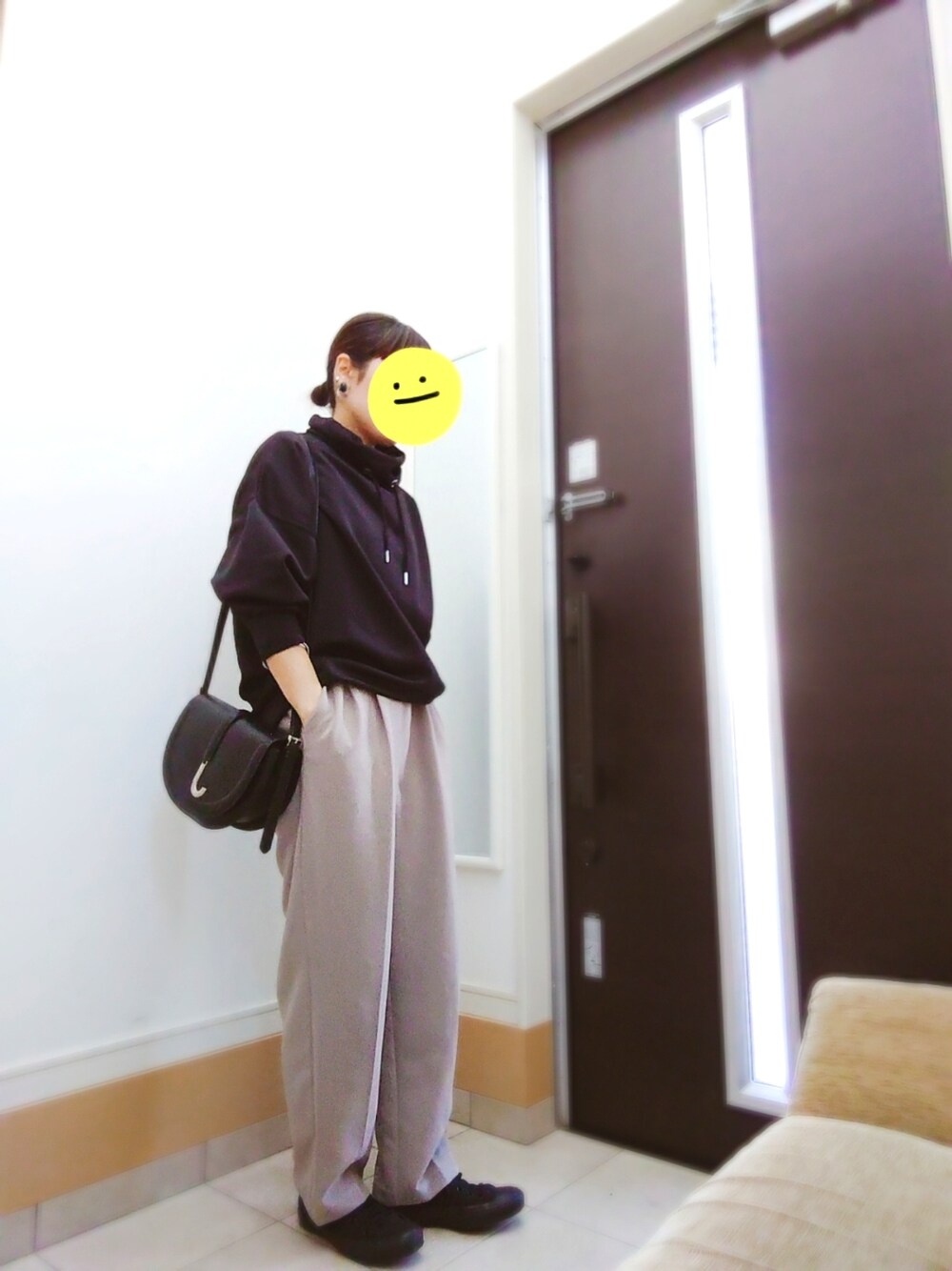 「秋服コーデ、シンプルコーデ、大人カジュアル、ラクチンコーデ、オトナカジュアル、秋、今日のコーデ、タートルネック、コンバース、ゆったりコーデ、モノトーン、シンプルスタイル」｜「rpsのアイテム（スウェット、ブラック系）」を使った、みぃさん。さん（レディース・157cm）の秋コーディネートの1枚目の写真