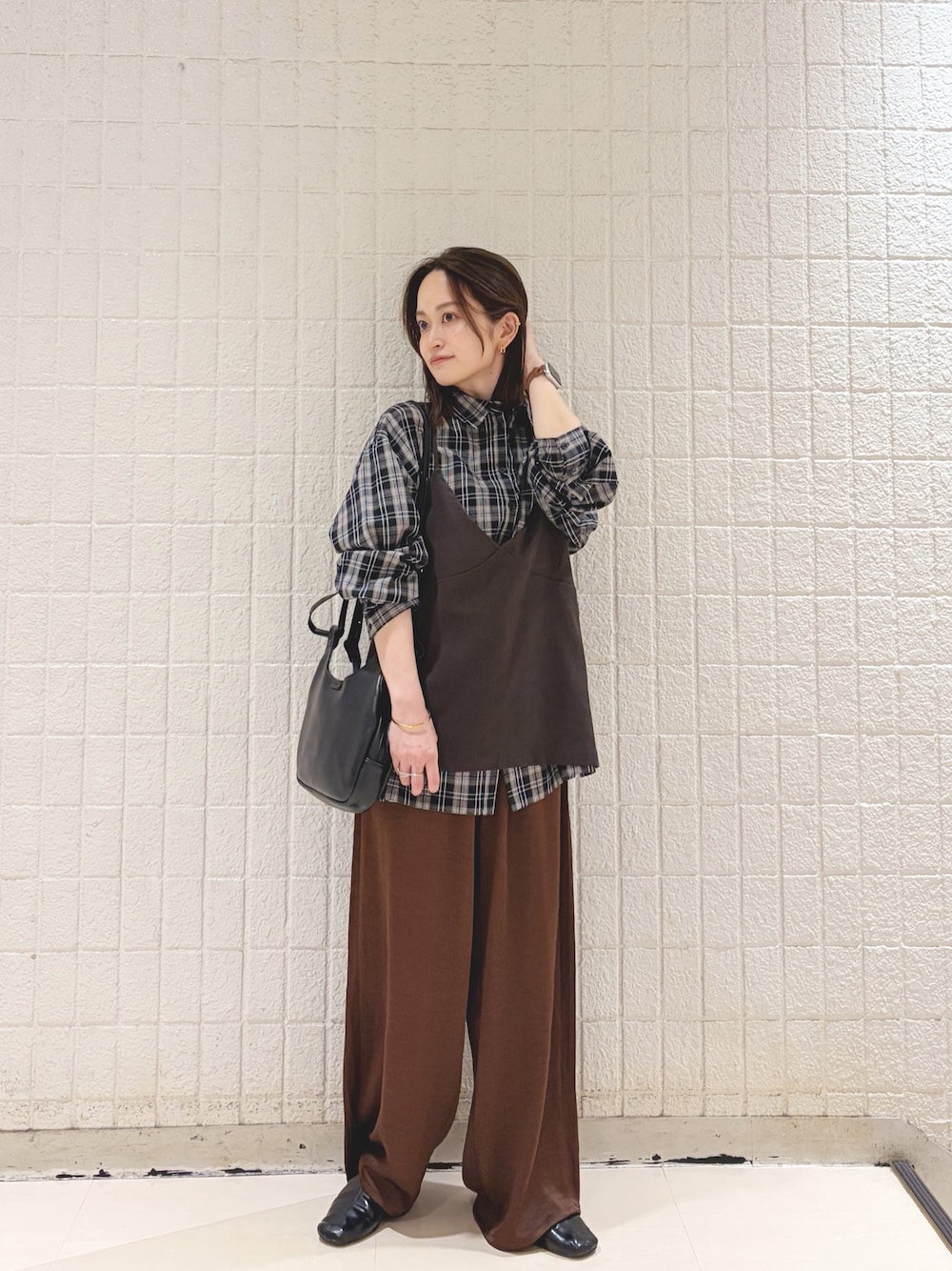 ブラック系のシャツ/ブラウス、ブラウン系のその他パンツ、ブラック系のショルダーバッグを着用したレディースの夏コーディネートの1枚目の写真