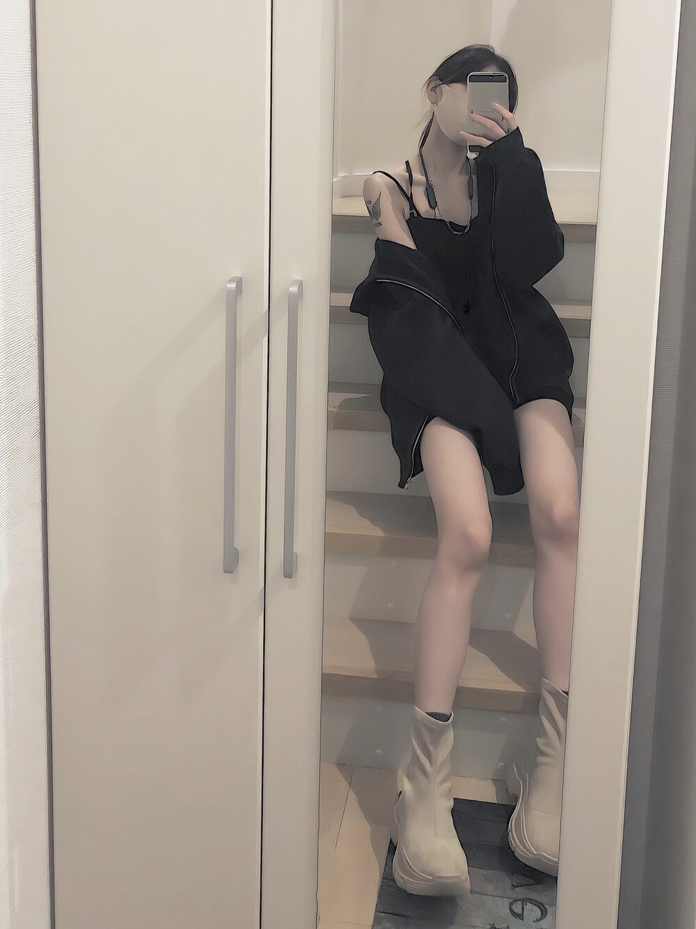 「だから秋服が好き、Melt the lady、秋冬コーデ、秋コーデ、ゆったりコーデ、黒、yello、スニーカーブーツ、韓国ファッション、タイトワンピース、ビッグシルエット」｜「MeltTheLadyのアイテム（ワンピース、ブラック系）」を使った、藤咲さん（レディース・168cm）の秋コーディネートの1枚目の写真