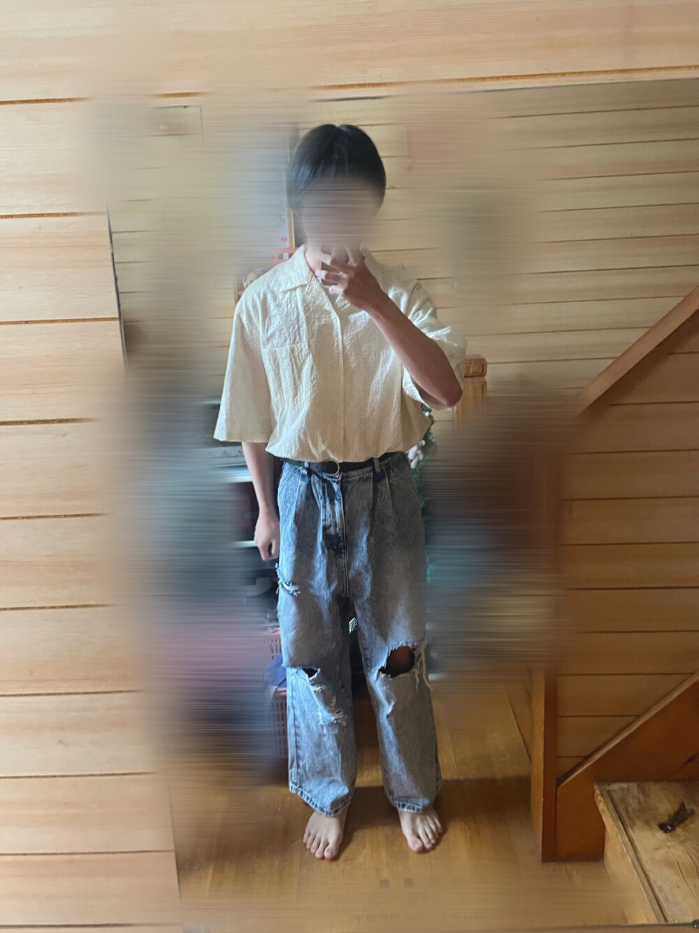 「春コーデ、夏コーデ、モード、タックイン、ダメージデニムパンツ」｜「GUのアイテム（シャツ/ブラウス、ホワイト系）」を使った、rakuru さん（骨格ナチュラル・メンズ・163cm）の春コーディネートの1枚目の写真