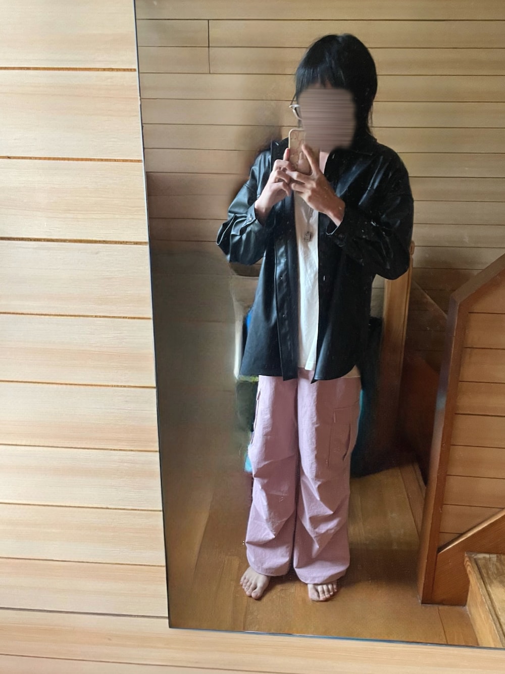 「モード、ジェンダーレス、ピンク、秋っぽコーデ更新中、レイヤードスタイル」｜「古着のアイテム（ジャケット/アウター、ブラック系）」を使った、rakuru さん（骨格ナチュラル・メンズ・163cm）の秋コーディネートの1枚目の写真
