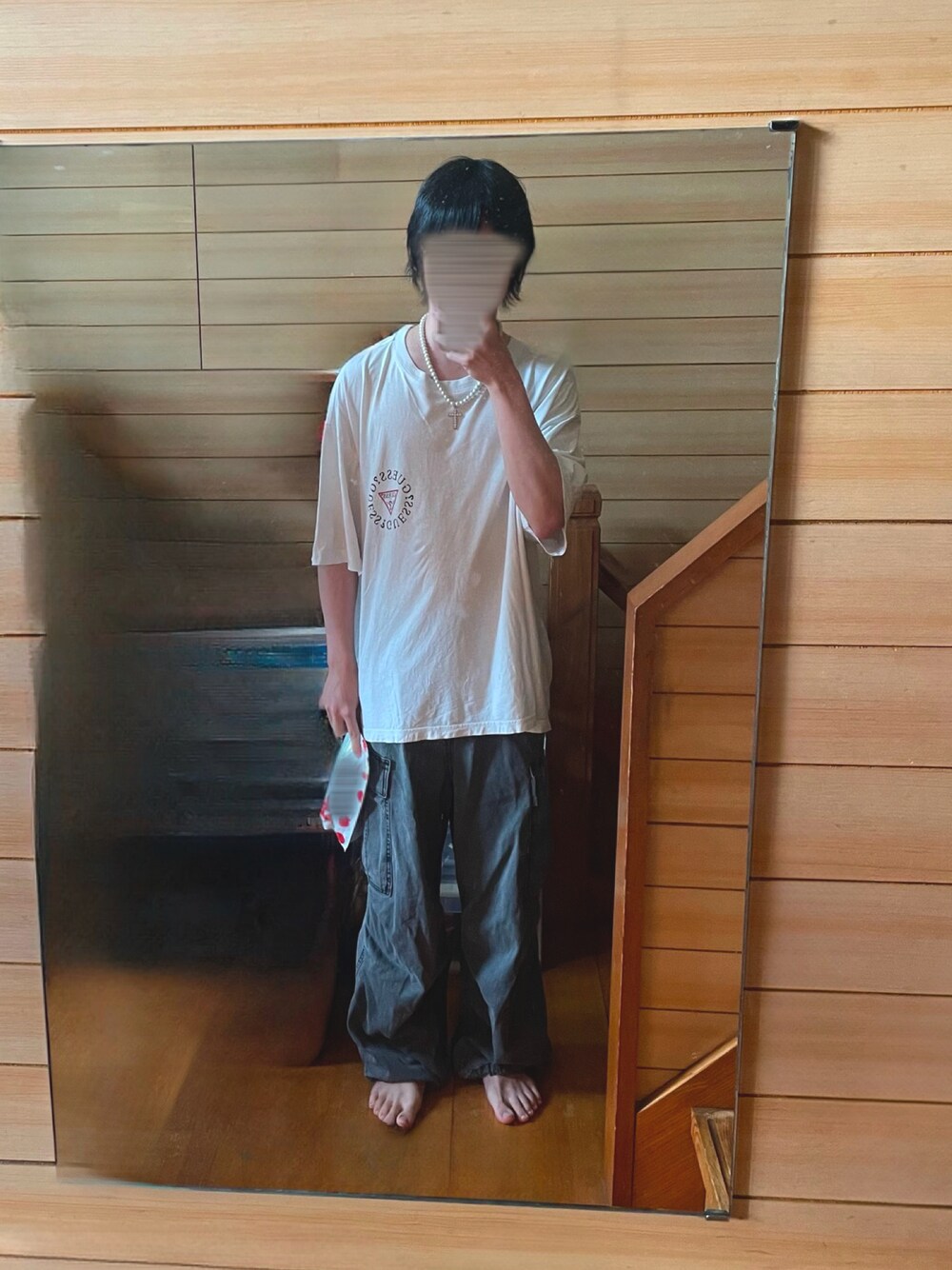 「モード、夏コーデ、パールネックレス、デニム、シンプルコーデ、プチプラ、白Tシャツ」｜「Guessの『GUESS/ゲス』サークルロゴワイドシルエットロンT（Tシャツ/カットソー、ホワイト系）」を使った、rakuru さん（骨格ナチュラル・メンズ・163cm）の夏コーディネートの1枚目の写真