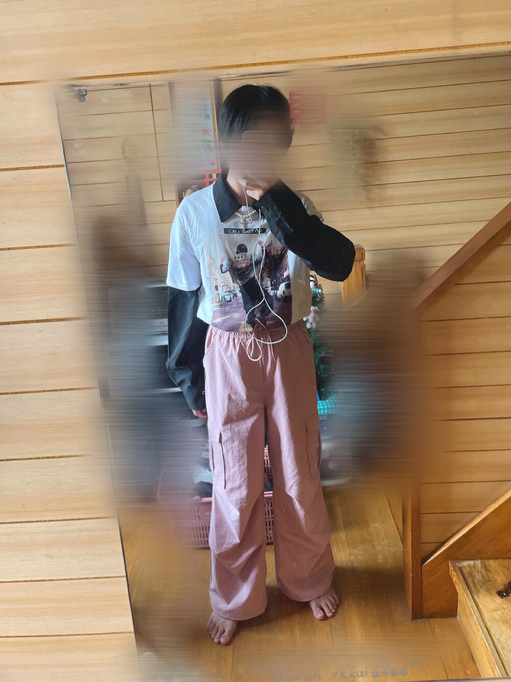 「真珠ネックレス、ゲス、高見え、モード、春コーデ、高級感、タックイン」｜「Guessのアイテム（Tシャツ/カットソー、ホワイト系）」を使った、rakuru さん（骨格ナチュラル・メンズ・163cm）の春コーディネートの1枚目の写真