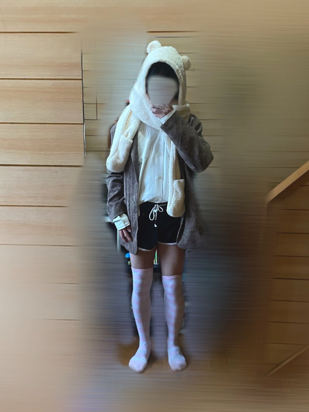 「エンジェルダスト、アニメ、コア、モード、かわいい」｜「SITRYの別注 Oversize Drop shoulder Regular collar shirt/オーバーサイズ ドロップショルダー レギュラーカラー トロミシャツ（シャツ/ブラウス、ホワイト系）」を使った、rakuru さん（骨格ナチュラル・メンズ・163cm）の秋コーディネートの1枚目の写真