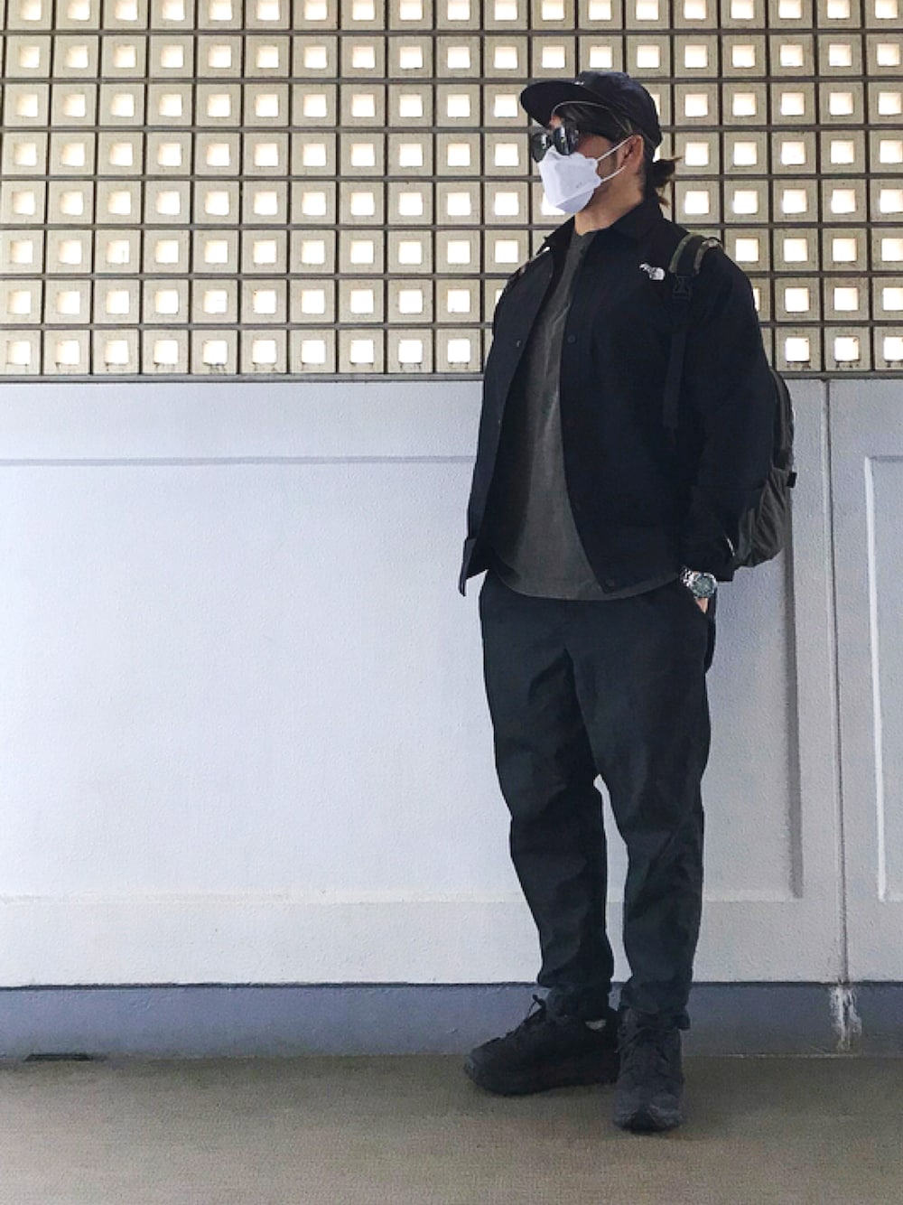 「fear of god、HOKA ONE ONE × Engineered  Garments」｜「NEW ERAのアイテム（キャップ、ブラック系）」を使った、棚橋弘至さん（メンズ・181cm）の春コーディネートの1枚目の写真