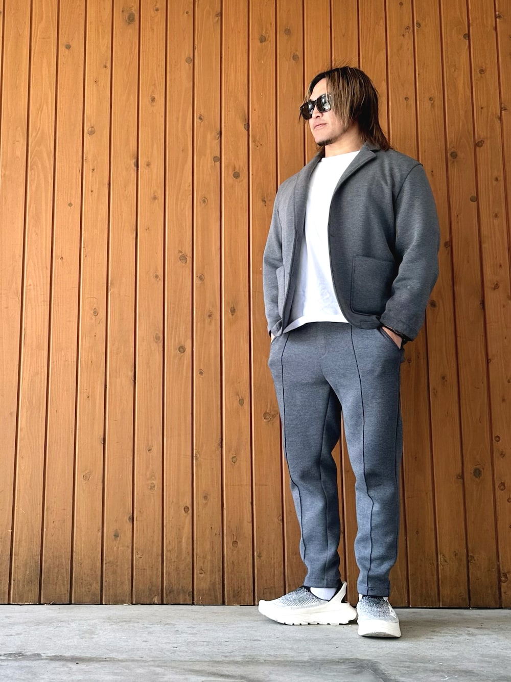 「新日本プロレス道場」｜「NEW ERAのアイテム（Tシャツ/カットソー、ホワイト系）」を使った、棚橋弘至さん（メンズ・181cm）の春コーディネートの1枚目の写真