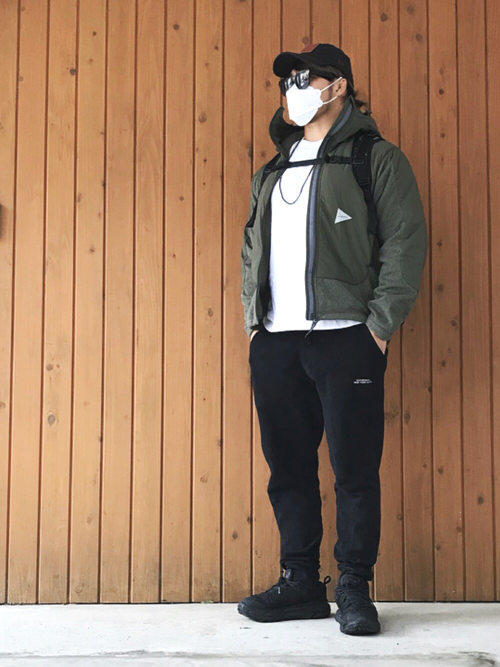 「HOKA ONE ONE × Engineered  Garments、新日本プロレス道場」｜「NEW ERAのアイテム（キャップ、ブラック系）」を使った、棚橋弘至さん（メンズ・181cm）の春コーディネートの1枚目の写真