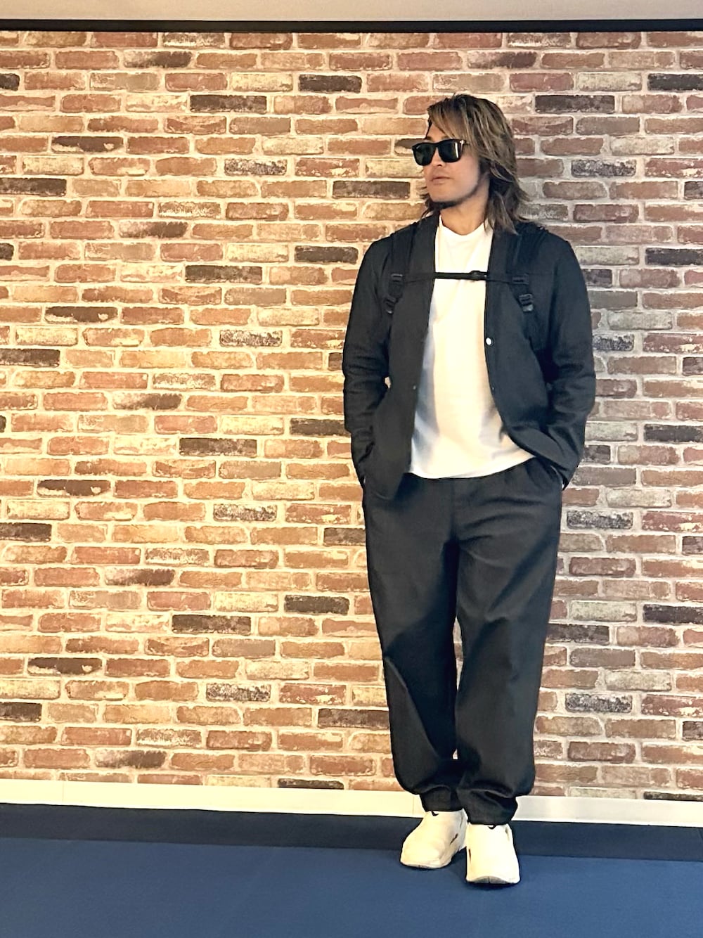 「福岡」｜「FIDESのアイテム（Tシャツ/カットソー、ホワイト系）」を使った、棚橋弘至さん（メンズ・181cm）の春コーディネートの1枚目の写真