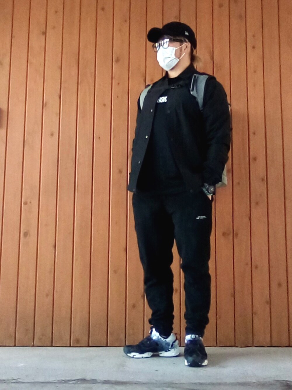 「ブラックコーデ、PUMP FURY」｜「NEW ERAのアイテム（キャップ、ブラック系）」を使った、棚橋弘至さん（メンズ・181cm）の秋コーディネートの1枚目の写真