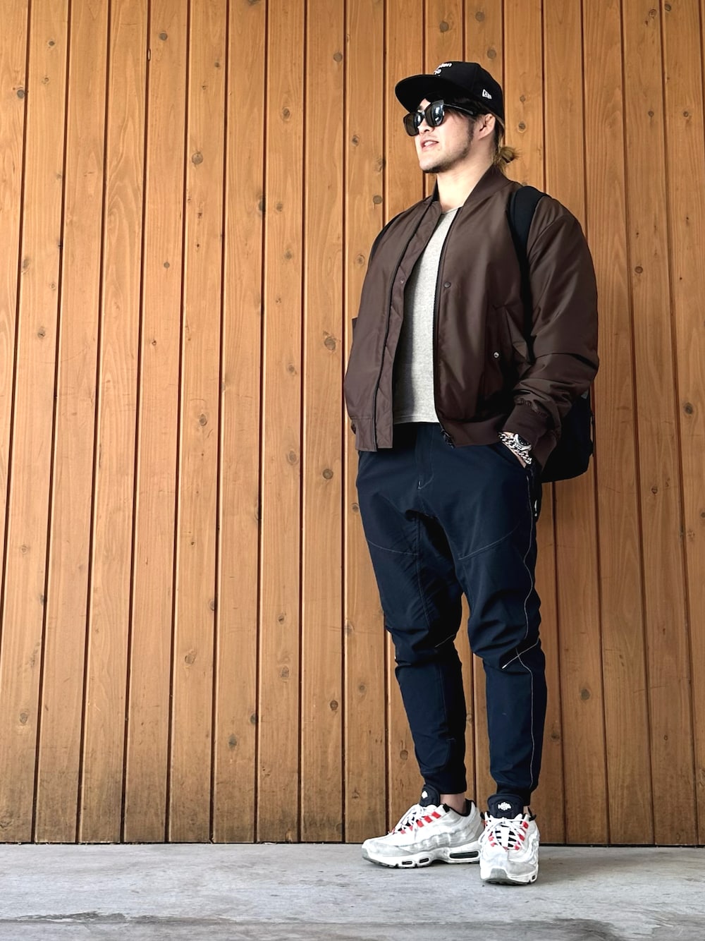 「新日本プロレス道場」｜「NEW ERAのアイテム（キャップ、ブラック系）」を使った、棚橋弘至さん（メンズ・181cm）の冬コーディネートの1枚目の写真