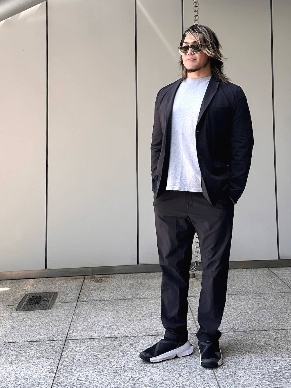 「中野坂上」｜「Saturdays NYCのアイテム（Tシャツ/カットソー、グレー系）」を使った、棚橋弘至さん（メンズ・181cm）の春コーディネートの1枚目の写真