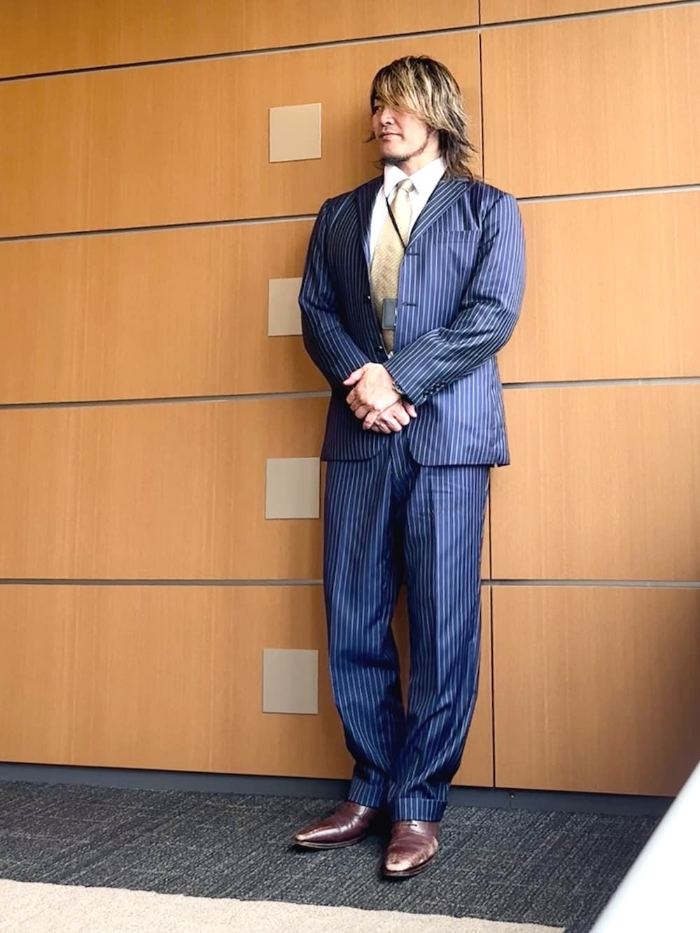 「中野坂上」｜「Paul Stuartのアイテム（ネクタイ、ゴールド系）」を使った、棚橋弘至さん（メンズ・181cm）の春コーディネートの1枚目の写真