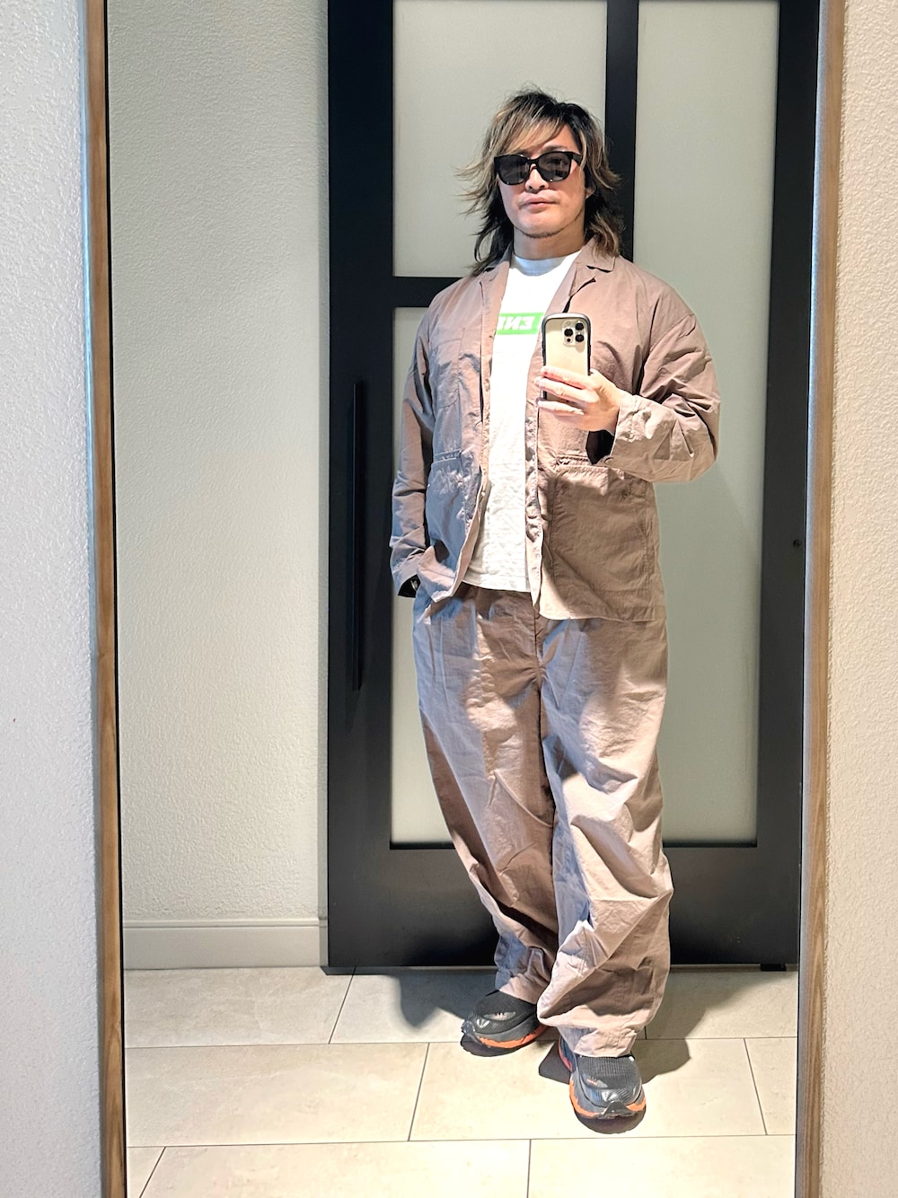 「Phoenix」｜「闘魂SHOPのアイテム（Tシャツ/カットソー、ホワイト系）」を使った、棚橋弘至さん（メンズ・181cm）の春コーディネートの1枚目の写真