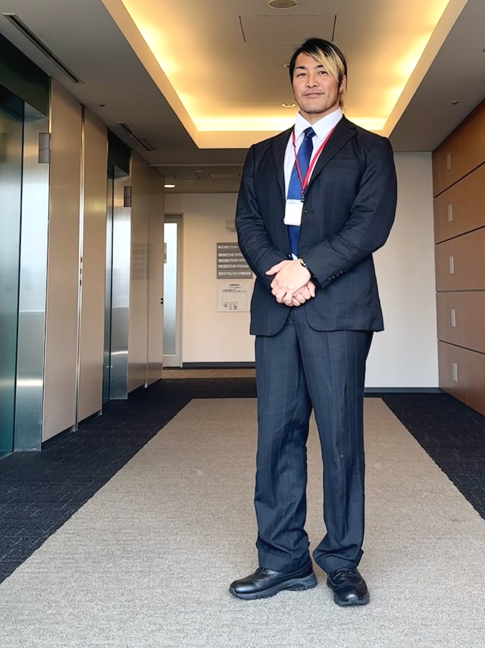 「中野坂上」｜「オーダースーツのアイテム（スーツセット、ブラック系）」を使った、棚橋弘至さん（メンズ・181cm）の夏コーディネートの1枚目の写真