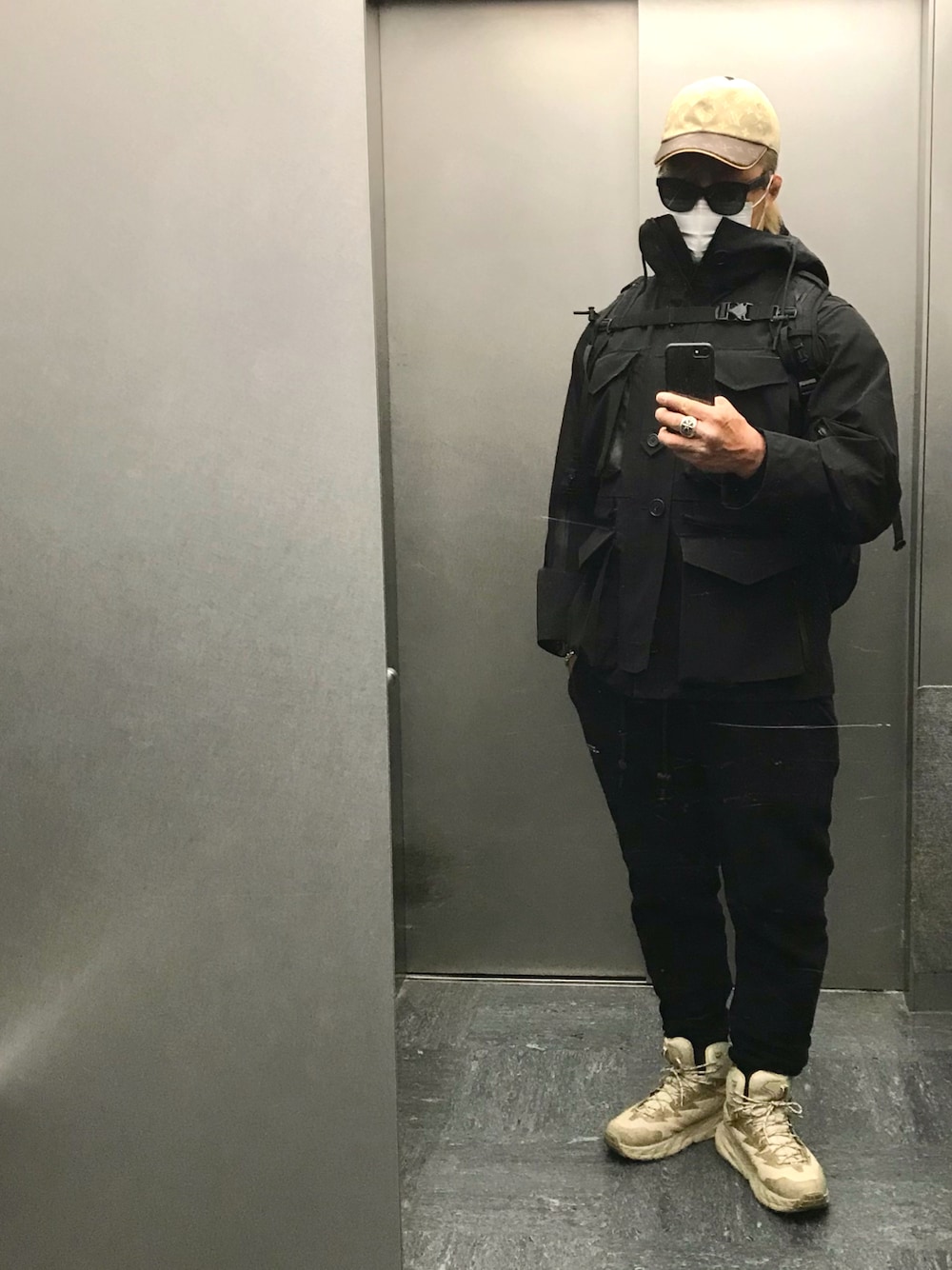 「ブラック」｜「LOUIS VUITTONのアイテム（キャップ、ベージュ系）」を使った、棚橋弘至さん（メンズ・181cm）の冬コーディネートの1枚目の写真