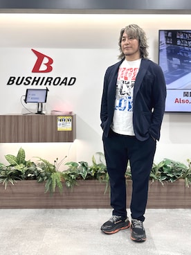 「アイテム（セットアップ）」を使った、棚橋弘至さん（メンズ・181cm）の秋コーディネート