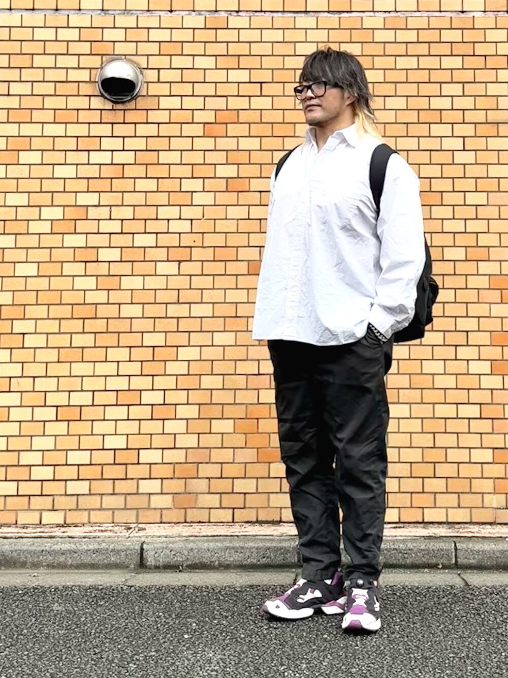 「PUMP FURY」｜「NEW ERAのアイテム（シャツ/ブラウス、ホワイト系）」を使った、棚橋弘至さん（メンズ・181cm）の秋コーディネートの1枚目の写真