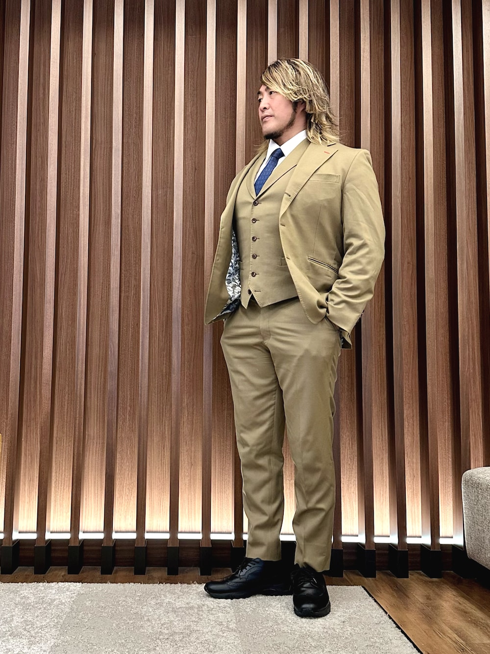 「熊本」｜「オーダースーツのアイテム（スーツセット、ベージュ系）」を使った、棚橋弘至さん（メンズ・181cm）の冬コーディネートの1枚目の写真