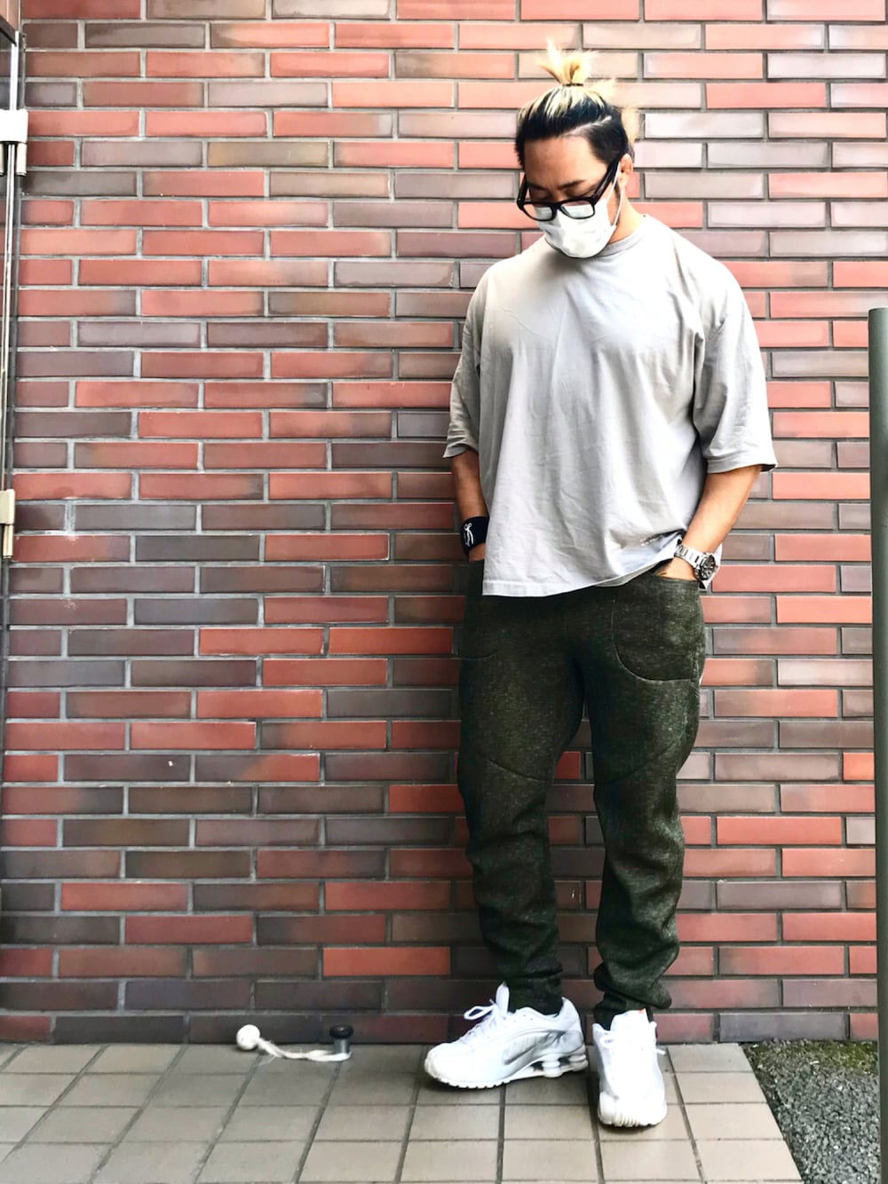 「シンプルコーデ」｜「COOTIE PRODUCTIONSのアイテム（Tシャツ/カットソー、グレー系）」を使った、棚橋弘至さん（メンズ・181cm）の夏コーディネートの1枚目の写真