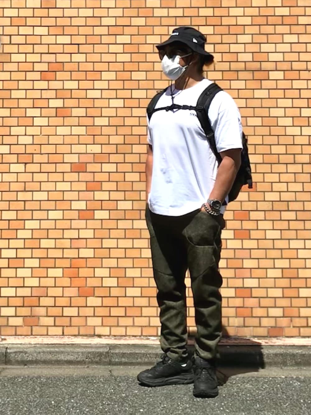 「HOKA ONE ONE × Engineered  Garments、mastermind JAPAN」｜「NEW ERAのアイテム（ハット、ブラック系）」を使った、棚橋弘至さん（メンズ・181cm）の秋コーディネートの1枚目の写真