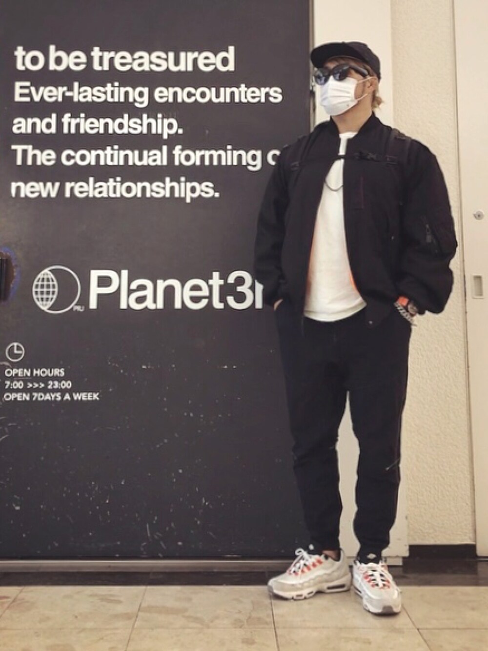 「NEW ERAのアイテム（キャップ、ブラック系）」を使った、棚橋弘至さん（メンズ・181cm）の冬コーディネートの1枚目の写真