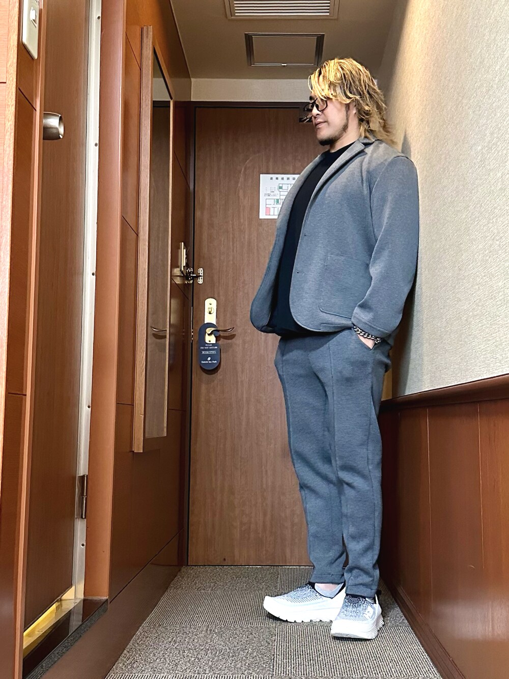 「仙台」｜「UNDERCOVERのアイテム（Tシャツ/カットソー、ブラック系）」を使った、棚橋弘至さん（メンズ・181cm）の秋コーディネートの1枚目の写真