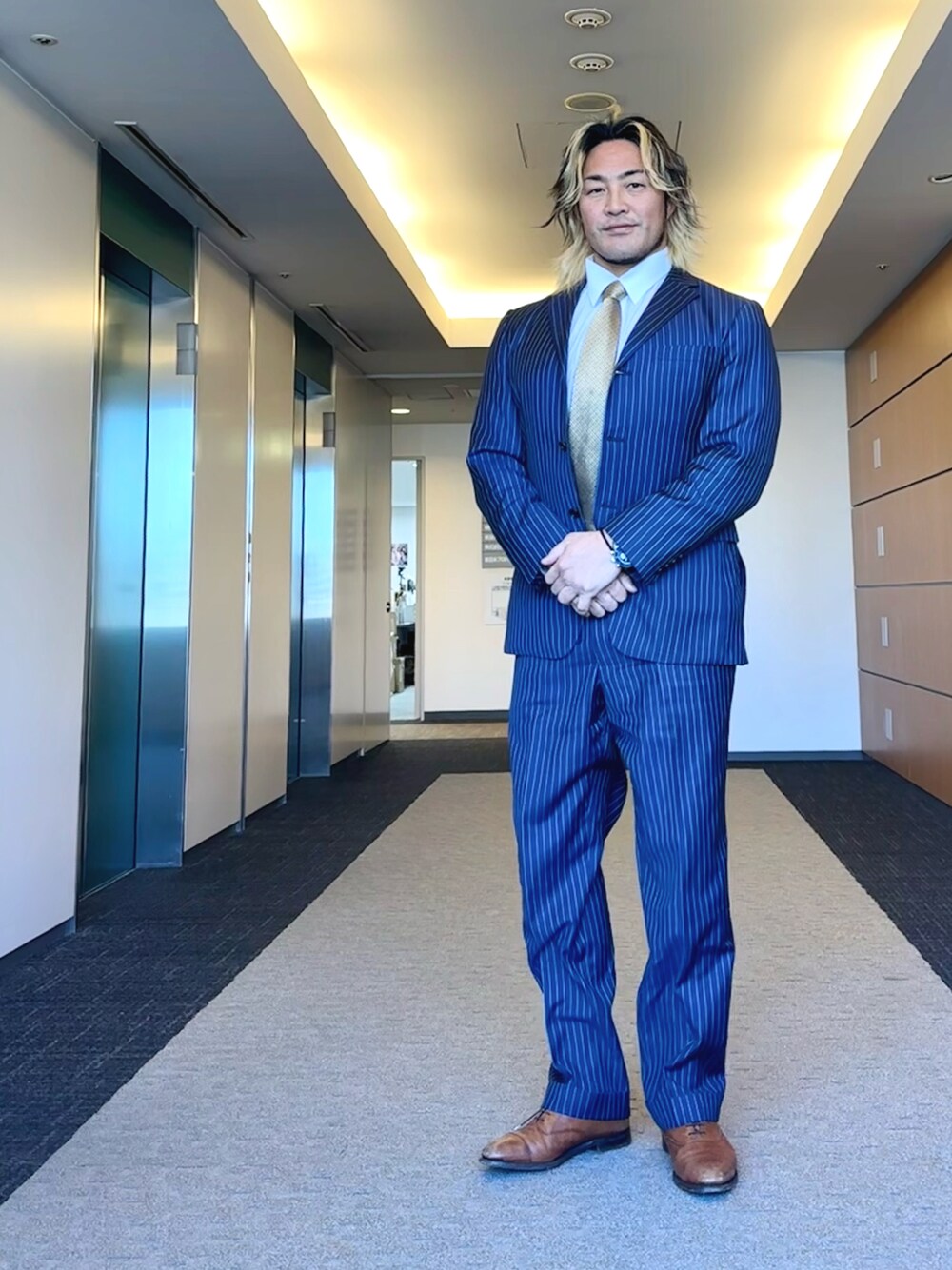 「Paul Stuartのアイテム（ネクタイ、イエロー系）」を使った、棚橋弘至さん（メンズ・181cm）の春コーディネートの1枚目の写真
