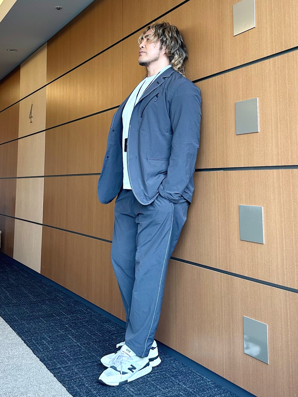 「中野坂上」｜「NEW ERAのアイテム（Tシャツ/カットソー、ホワイト系）」を使った、棚橋弘至さん（メンズ・181cm）の夏コーディネートの1枚目の写真