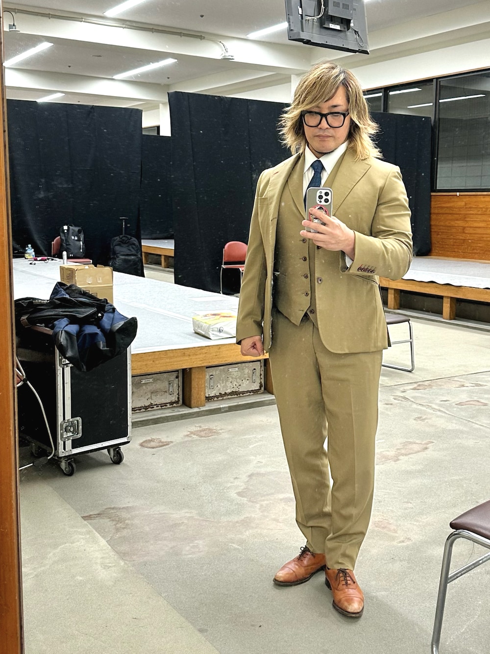 「両国国技館」｜「オーダースーツのアイテム（スーツセット、ベージュ系）」を使った、棚橋弘至さん（メンズ・181cm）の秋コーディネートの1枚目の写真