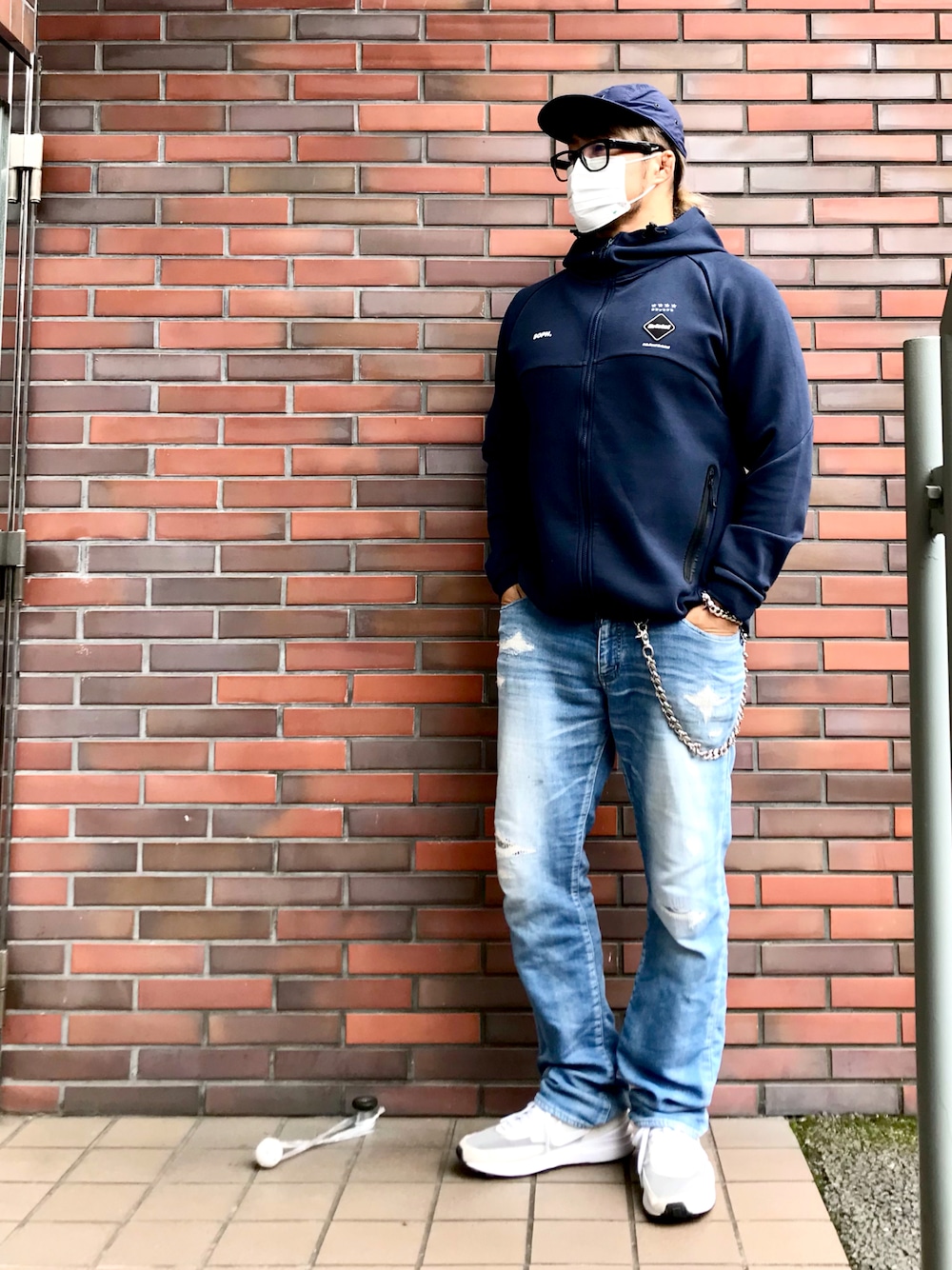 「シンプルスタイル」｜「THE NORTH FACEのアイテム（キャップ、ブルー系）」を使った、棚橋弘至さん（メンズ・181cm）の秋コーディネートの1枚目の写真