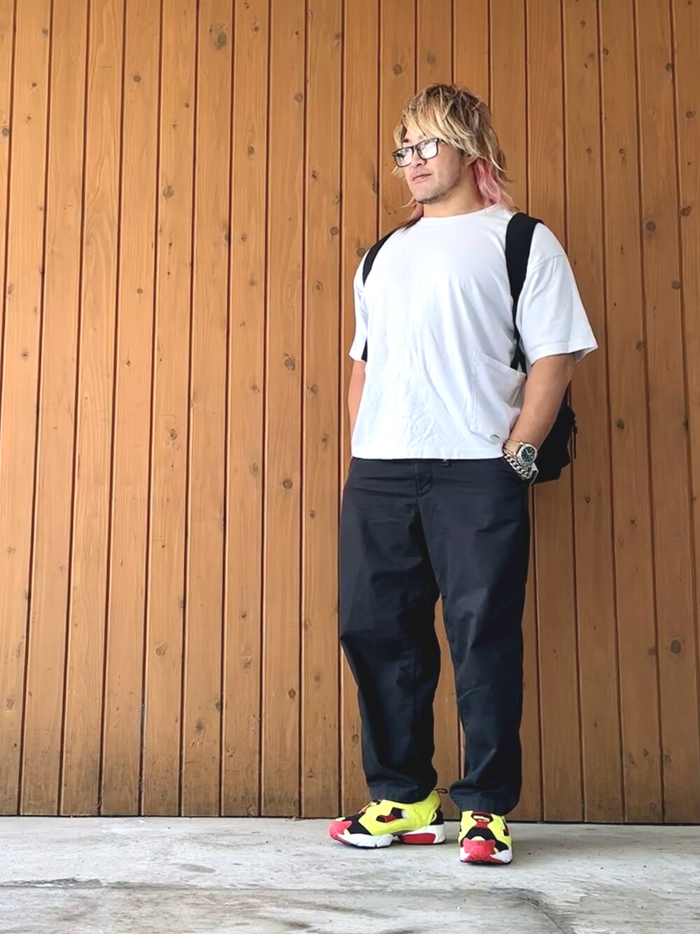 「PUMP FURY」｜「Healthknitのアイテム（Tシャツ/カットソー、ホワイト系）」を使った、棚橋弘至さん（メンズ・181cm）の秋コーディネートの1枚目の写真