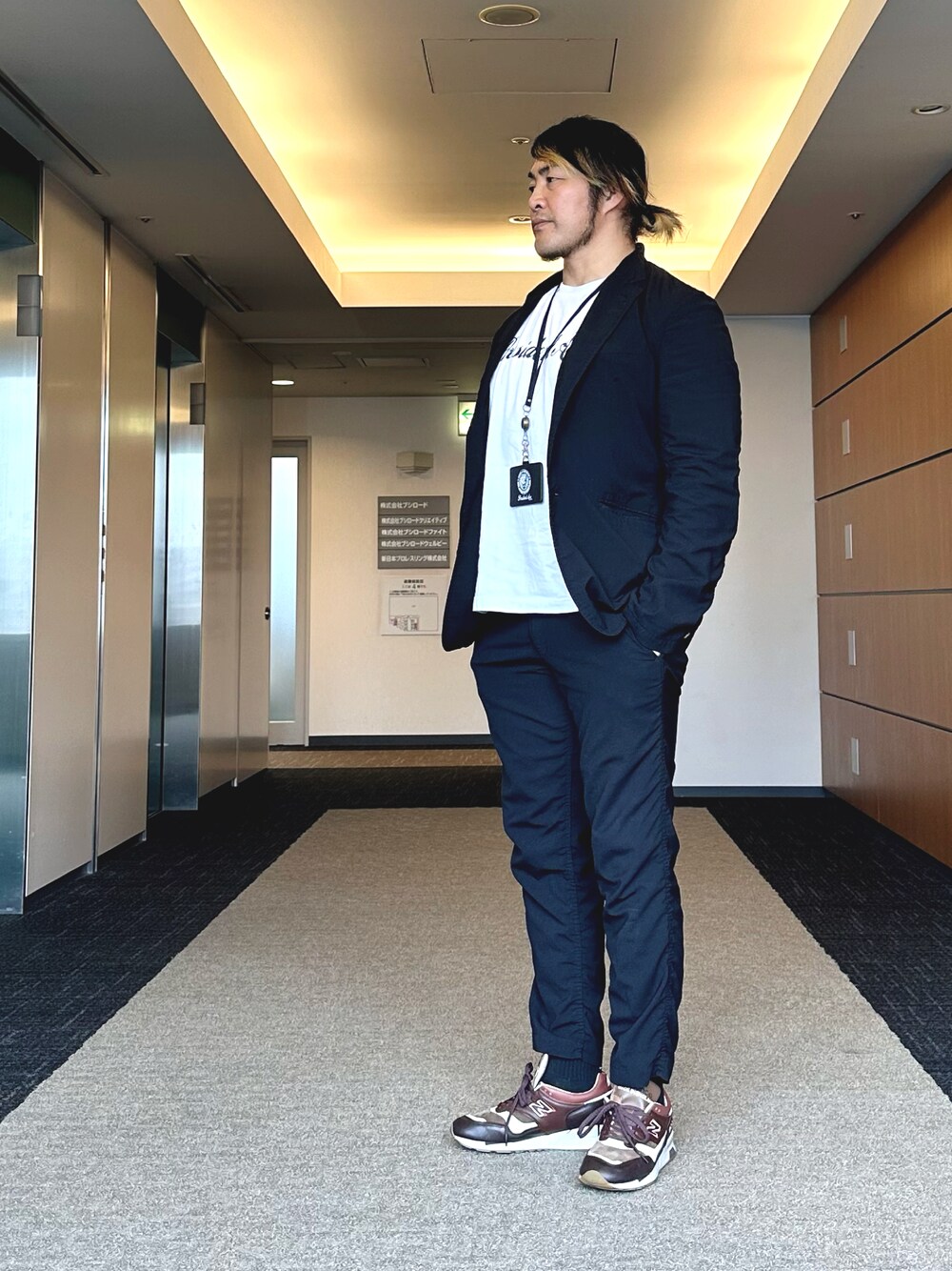 「中野坂上」｜「闘魂SHOPのアイテム（Tシャツ/カットソー、ホワイト系）」を使った、棚橋弘至さん（メンズ・181cm）の夏コーディネートの1枚目の写真