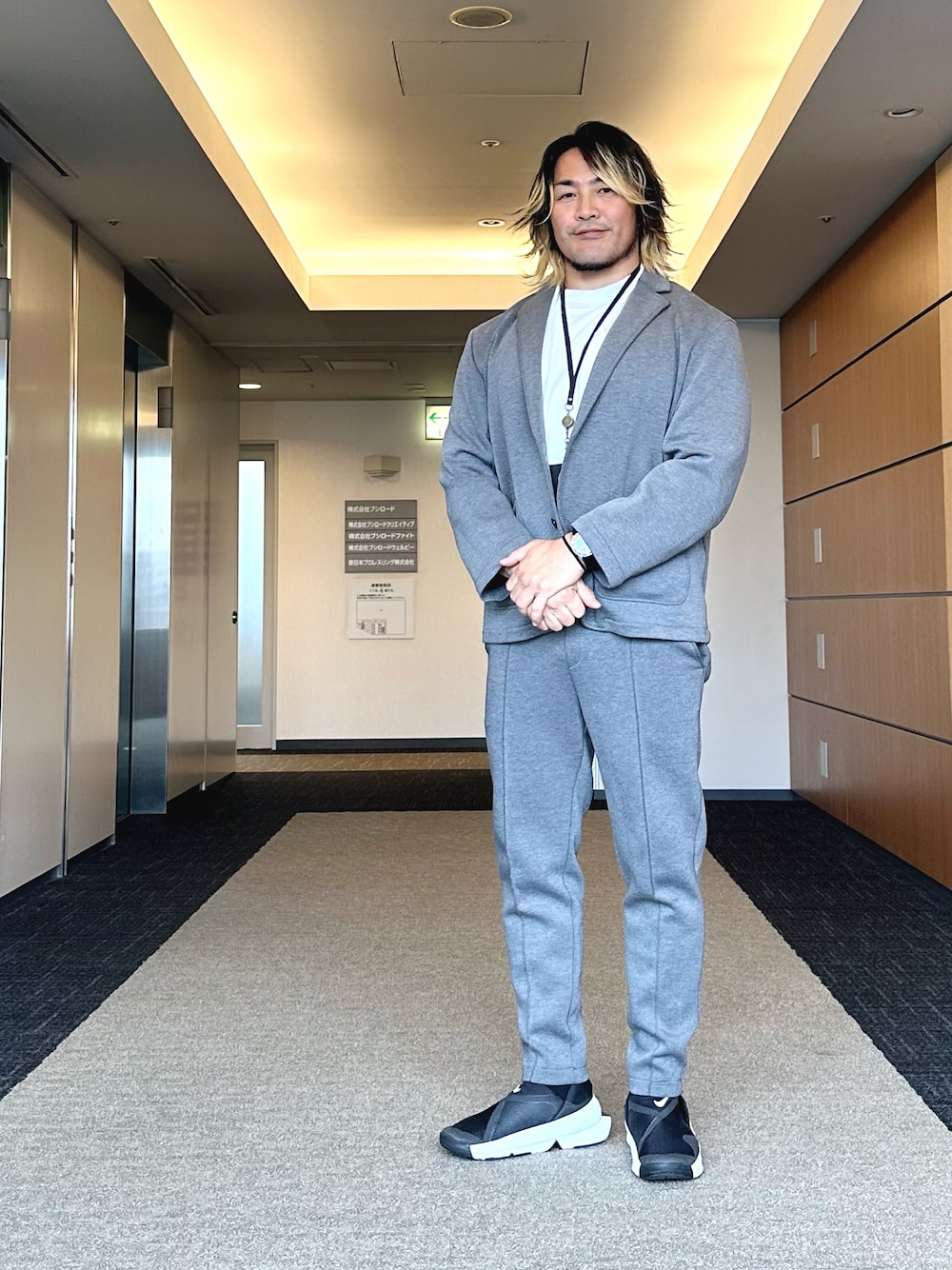 「中野坂上」｜「NEW ERAのアイテム（Tシャツ/カットソー、ホワイト系）」を使った、棚橋弘至さん（メンズ・181cm）の夏コーディネートの1枚目の写真