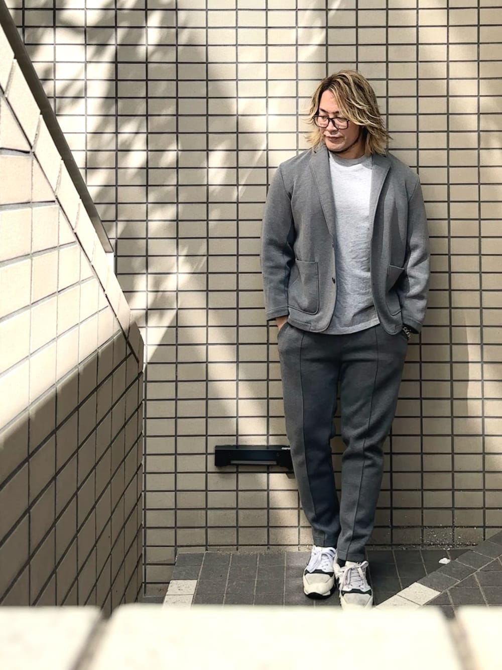 「北見市」｜「Saturdays NYCのアイテム（Tシャツ/カットソー、グレー系）」を使った、棚橋弘至さん（メンズ・181cm）の秋コーディネートの1枚目の写真