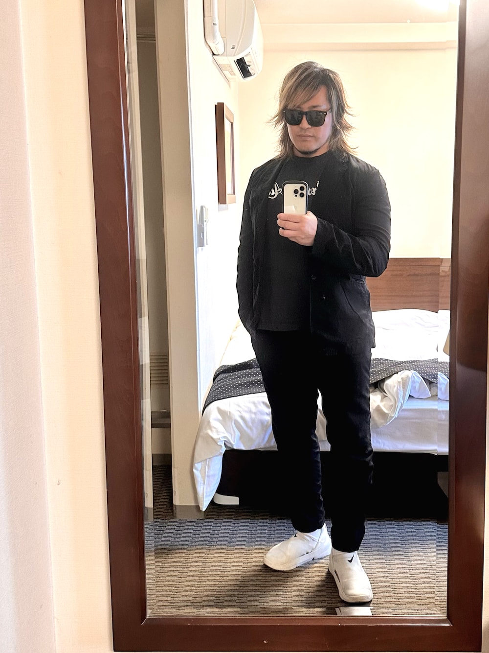 「高知」｜「闘魂SHOPのアイテム（Tシャツ/カットソー、グレー系）」を使った、棚橋弘至さん（メンズ・181cm）の春コーディネートの1枚目の写真