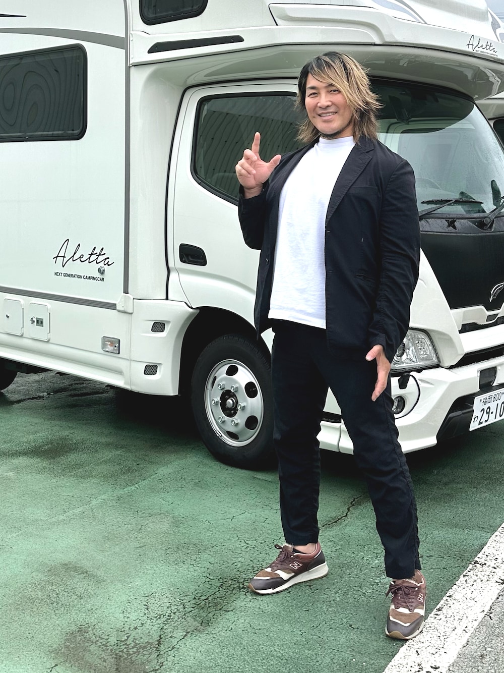 「福岡」｜「CAMBERのアイテム（Tシャツ/カットソー、ホワイト系）」を使った、棚橋弘至さん（メンズ・181cm）の春コーディネートの1枚目の写真