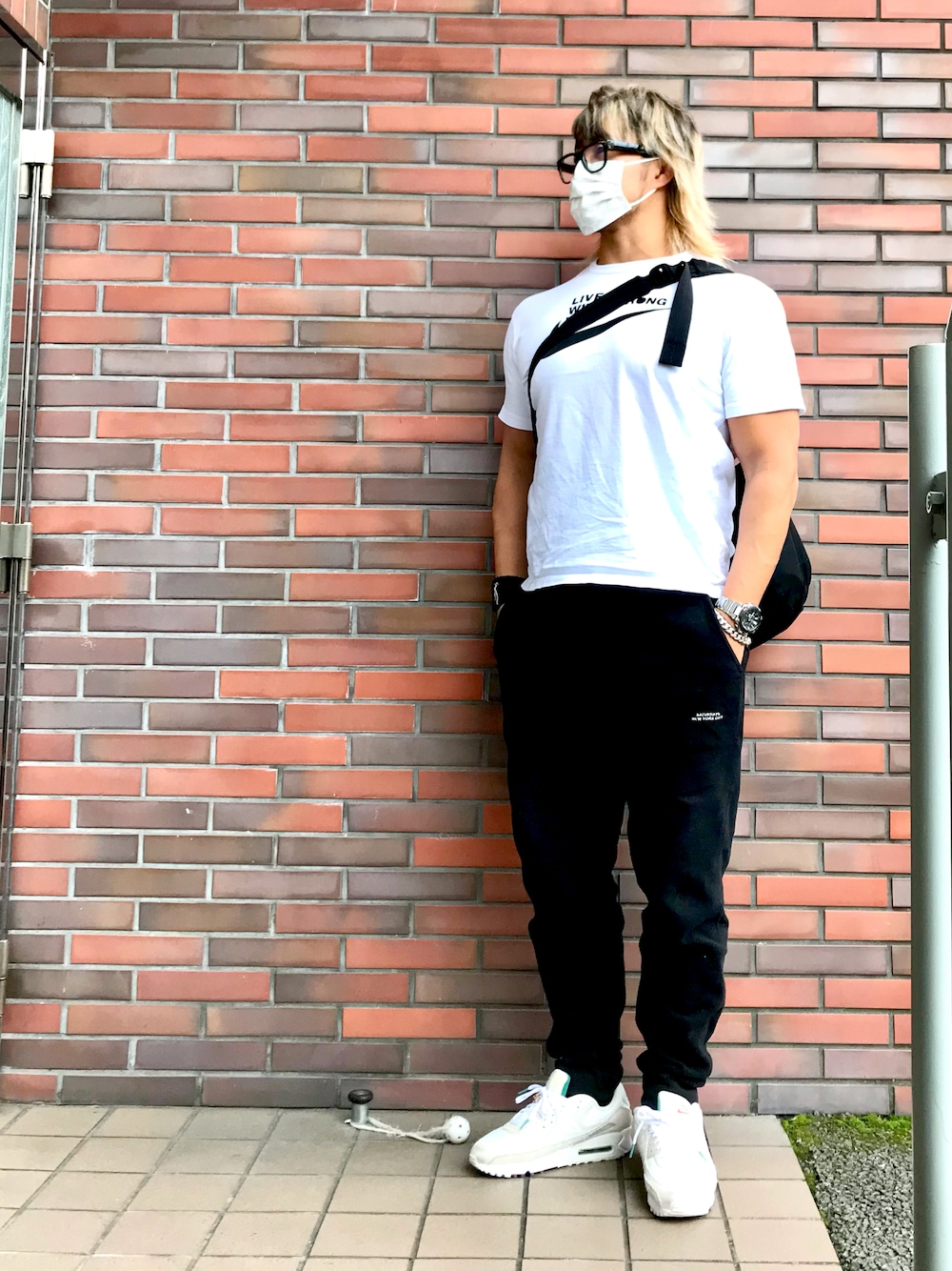 「COMME des GARCONS」｜「NIKEのアイテム（Tシャツ/カットソー、ホワイト系）」を使った、棚橋弘至さん（メンズ・181cm）の秋コーディネートの1枚目の写真