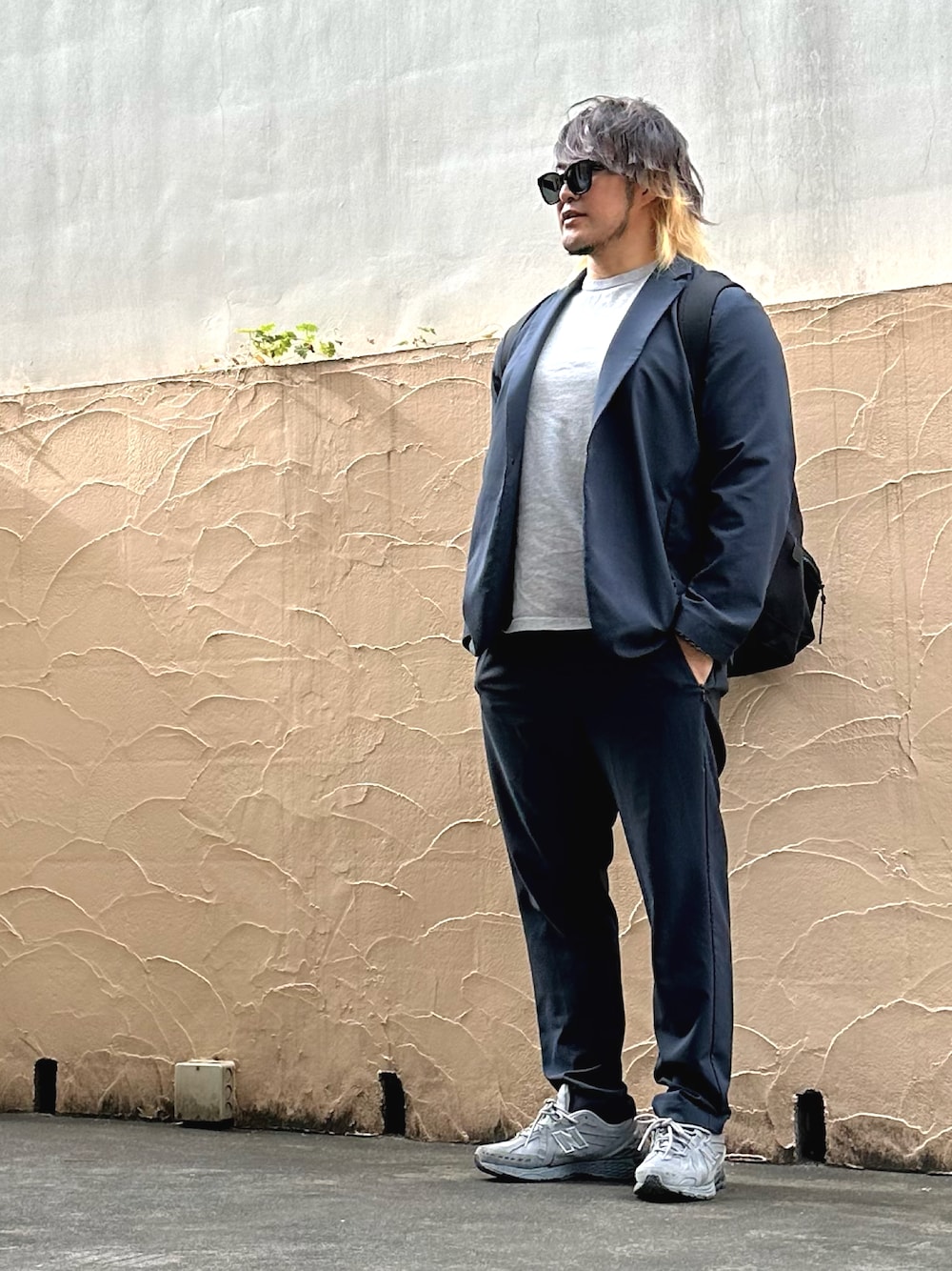 「新日本プロレス道場」｜「BOSEのアイテム（サングラス、ブラック系）」を使った、棚橋弘至さん（メンズ・181cm）の秋コーディネートの1枚目の写真