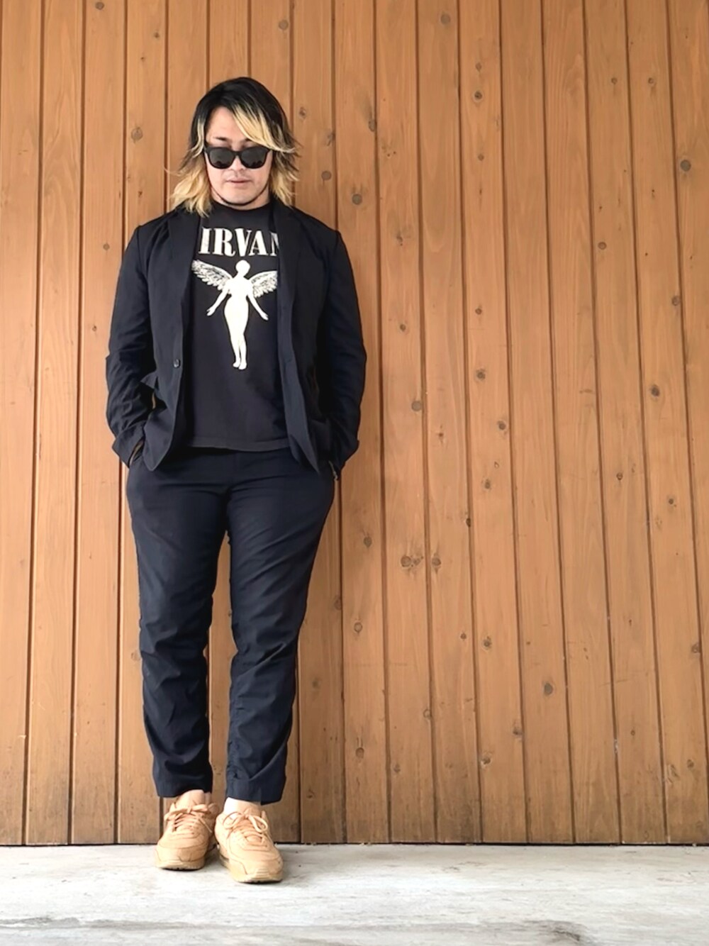 「新日本プロレス道場」｜「NIRVANAのアイテム（Tシャツ/カットソー、ブラック系）」を使った、棚橋弘至さん（メンズ・181cm）の夏コーディネートの1枚目の写真