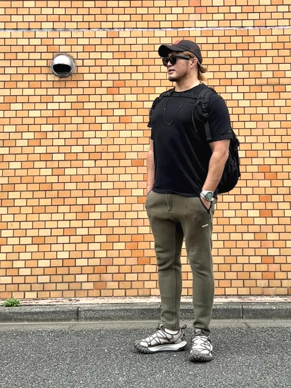 「NEW ERAのアイテム（腕時計、ブラック系）」を使った、棚橋弘至さん（メンズ・181cm）の夏コーディネートの1枚目の写真