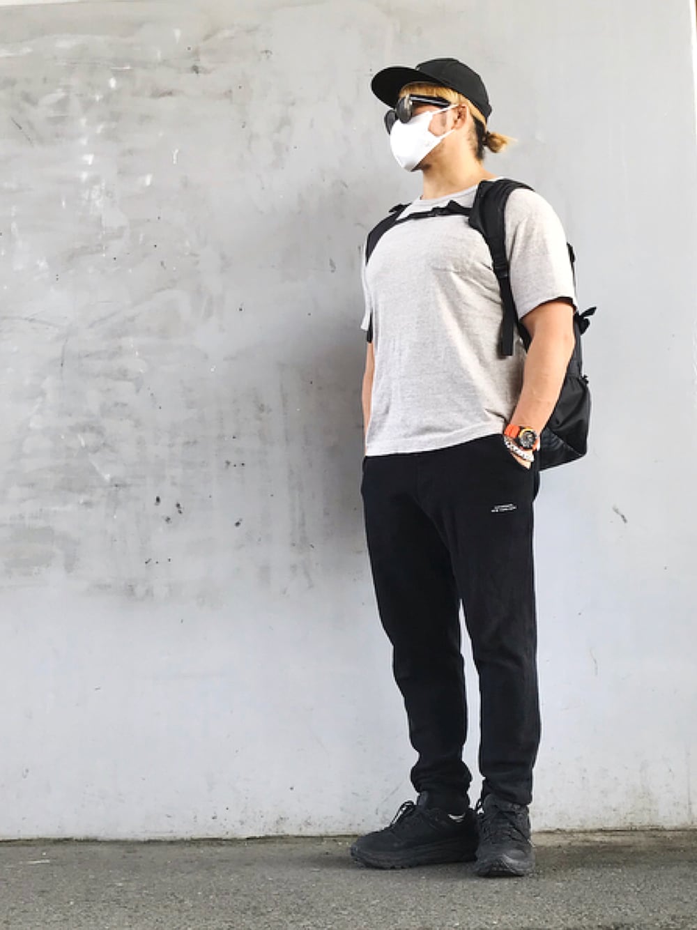 「HOKA ONE ONE × Engineered  Garments、fear of god、ESSENTIALS」｜「NEW ERAのアイテム（キャップ、ブラック系）」を使った、棚橋弘至さん（メンズ・181cm）の春コーディネートの1枚目の写真