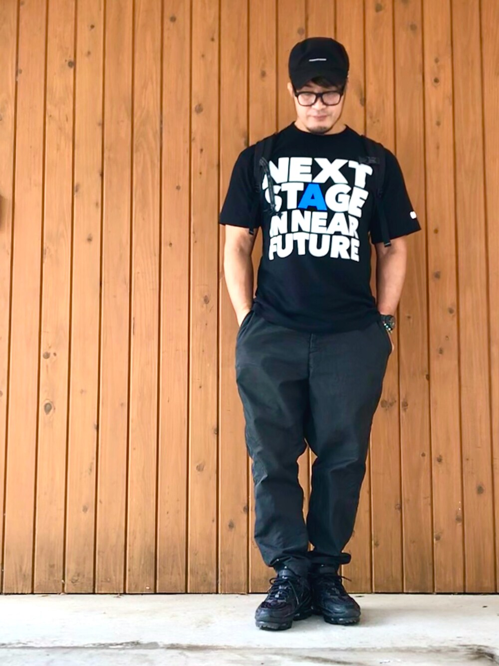 「新日本プロレス道場、黒Tシャツ」｜「NEW ERAのアイテム（キャップ、ブラック系）」を使った、棚橋弘至さん（メンズ・181cm）の秋コーディネートの1枚目の写真