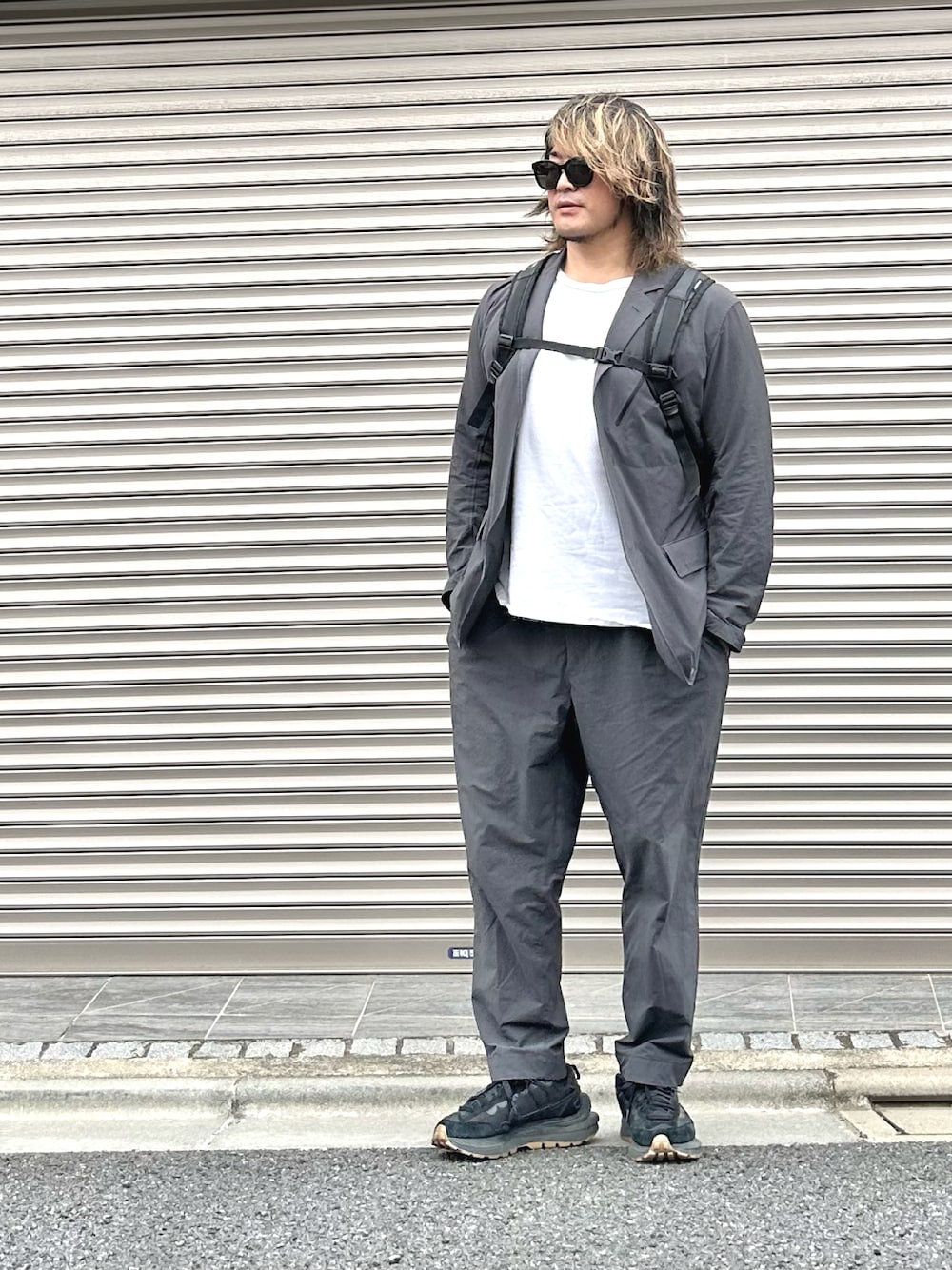 「SOPHNET.のアイテム（Tシャツ/カットソー、ホワイト系）」を使った、棚橋弘至さん（メンズ・181cm）の夏コーディネートの1枚目の写真