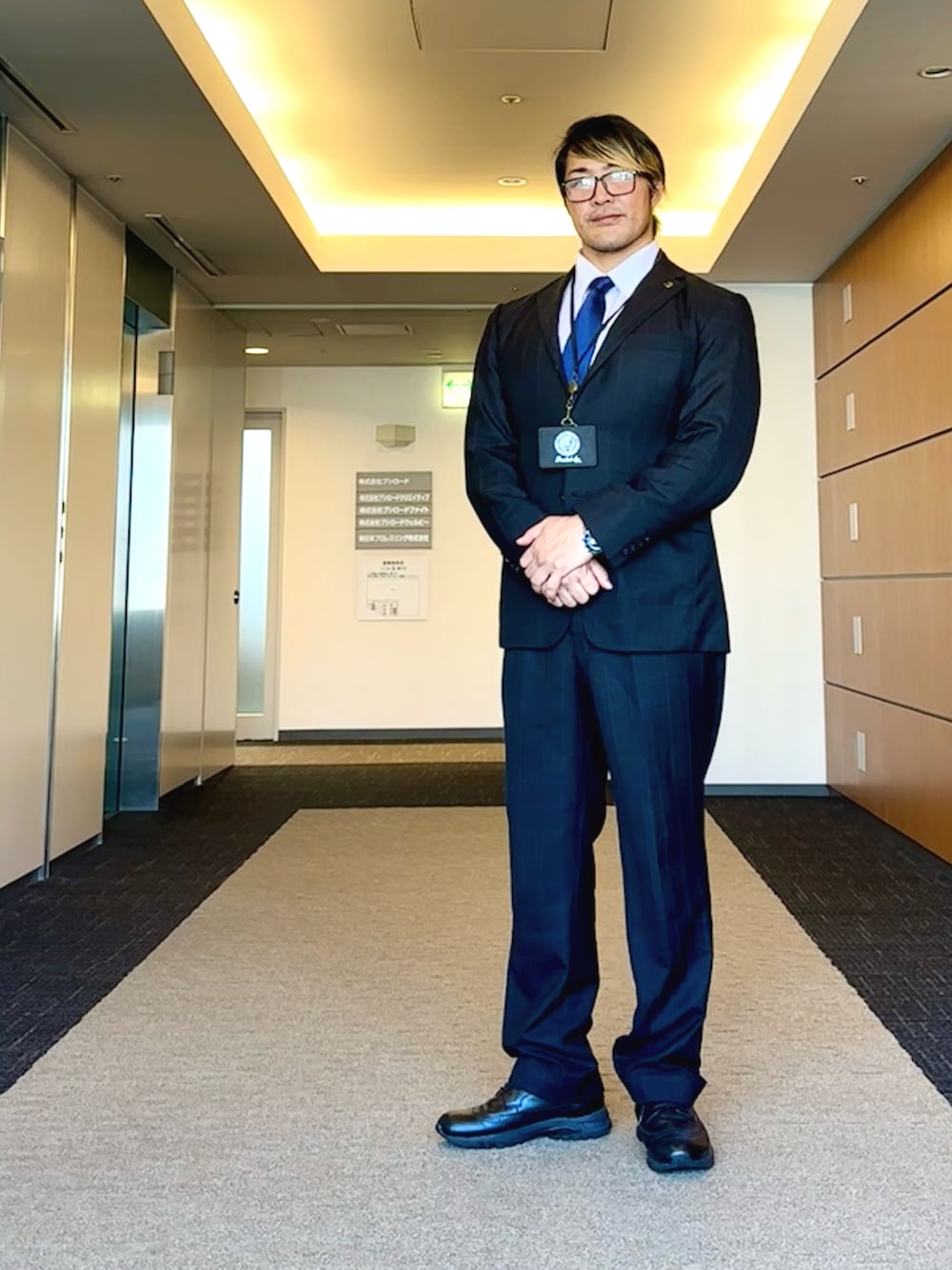 「中野坂上」｜「新日本プロレスのアイテム（その他、ブラック系）」を使った、棚橋弘至さん（メンズ・181cm）の夏コーディネートの1枚目の写真