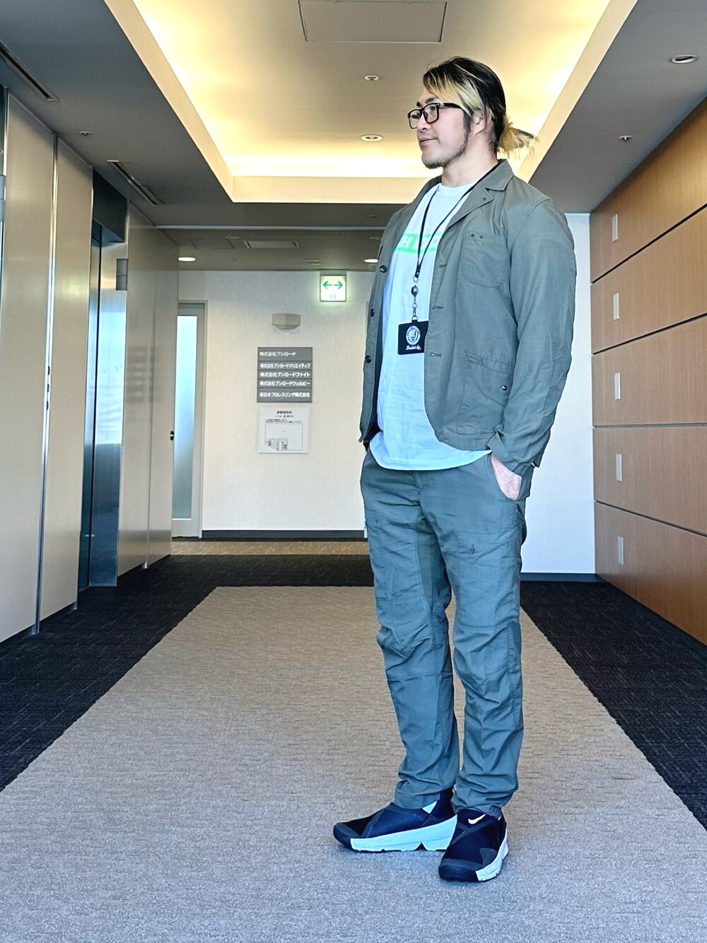 「中野坂上」｜「闘魂SHOPのアイテム（Tシャツ/カットソー、ホワイト系）」を使った、棚橋弘至さん（メンズ・181cm）の夏コーディネートの1枚目の写真