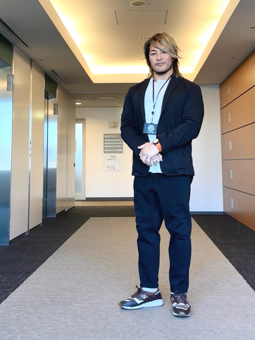 「中野坂上」｜「MAGIC STICKのアイテム（Tシャツ/カットソー、ホワイト系）」を使った、棚橋弘至さん（メンズ・181cm）の冬コーディネートの1枚目の写真