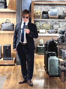 「オーダースーツのアイテム（スーツセット、ブルー系）」を使った、棚橋弘至さん（メンズ・181cm）の春コーディネート