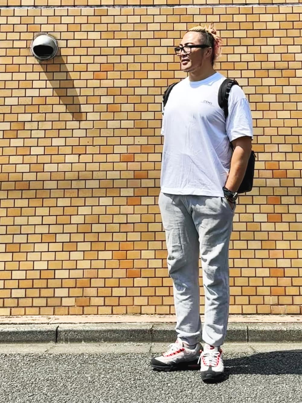 「CDGのアイテム（Tシャツ/カットソー、ホワイト系）」を使った、棚橋弘至さん（メンズ・181cm）の夏コーディネートの1枚目の写真