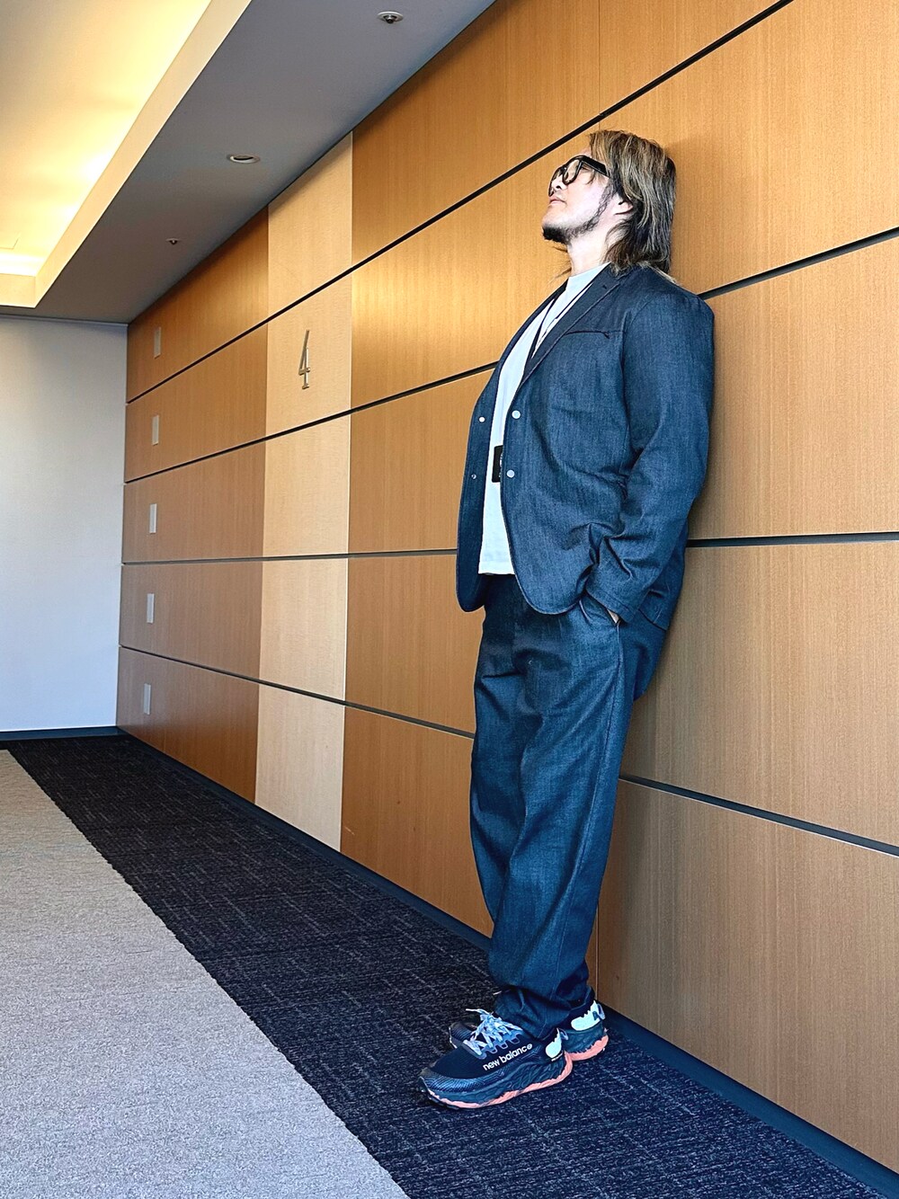 「中野坂上」｜「NEW BALANCEのアイテム（セットアップ、ブラック系）」を使った、棚橋弘至さん（メンズ・181cm）の冬コーディネートの1枚目の写真